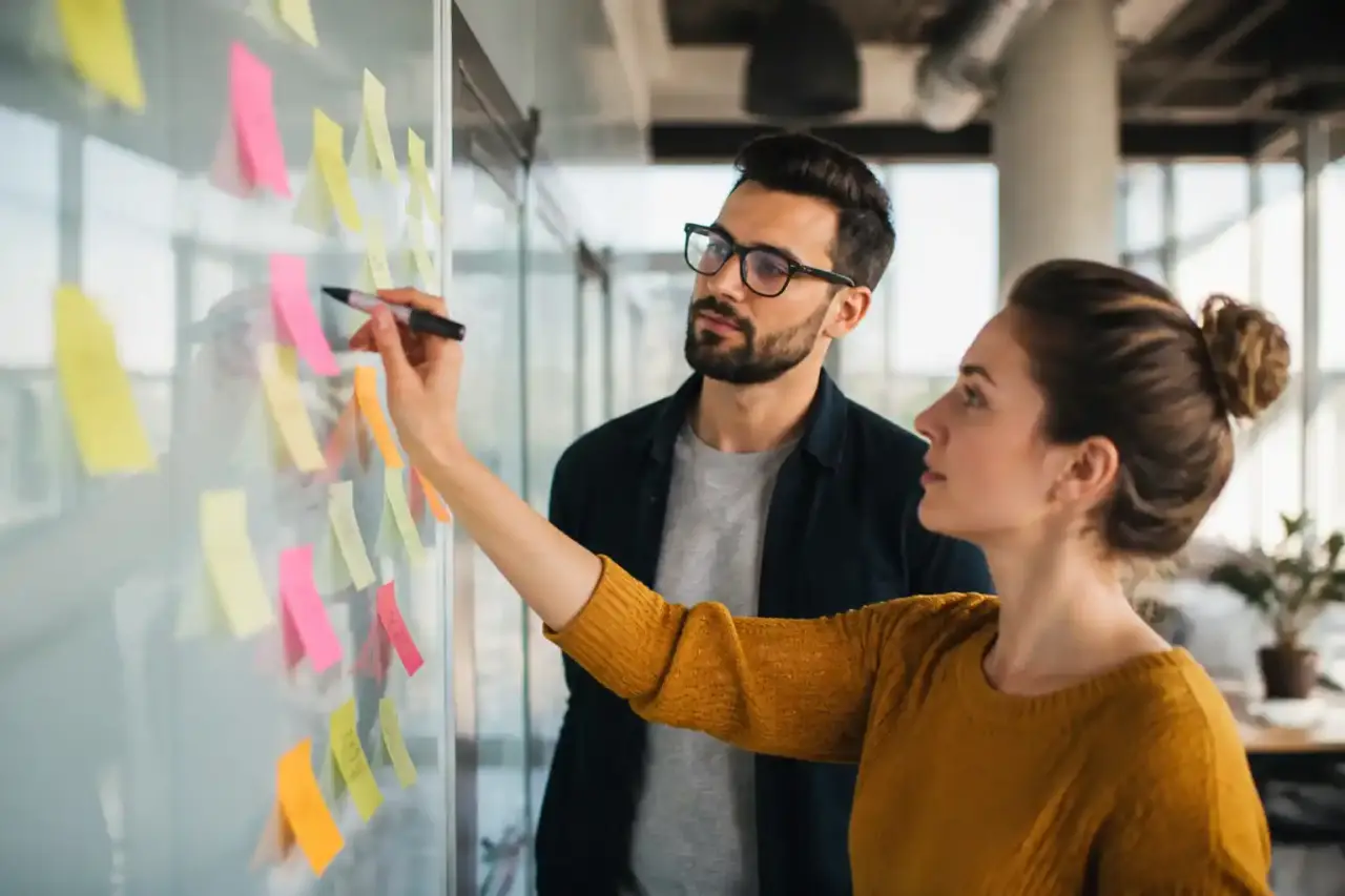 Équipe de professionnels en plein brainstorming stratégique dans un bureau lumineux